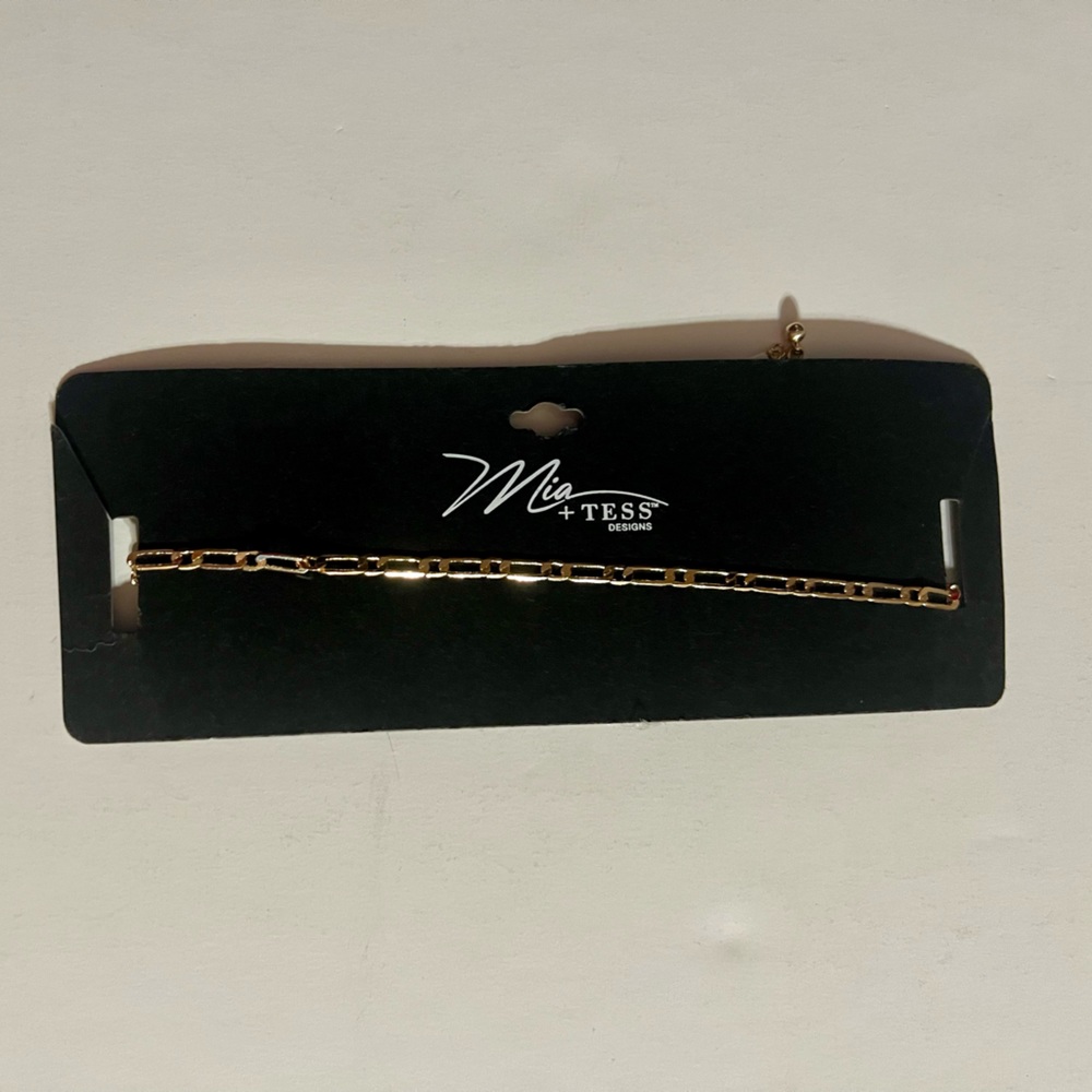 mia+tess designs gold chain necklace Length: 17"
Lobster claw clasp